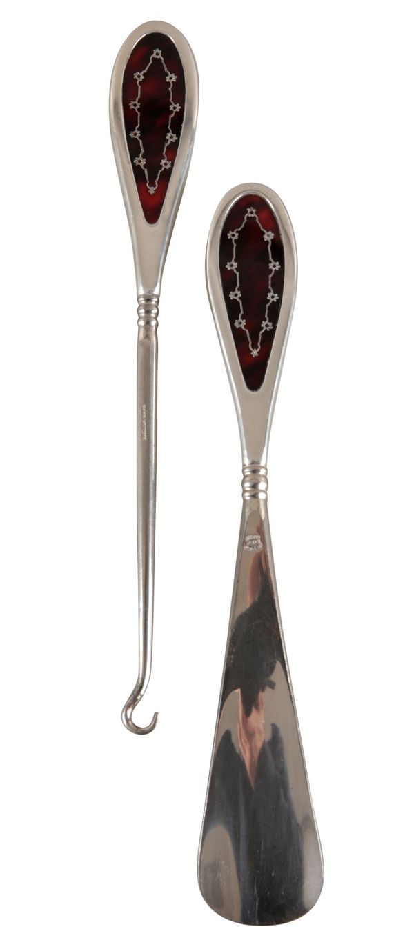 A GEORGE V SILVER AND TORTOISESHELL PIQUE HANDLED BUTTON HOOK AND MATCHING SHOE HORN