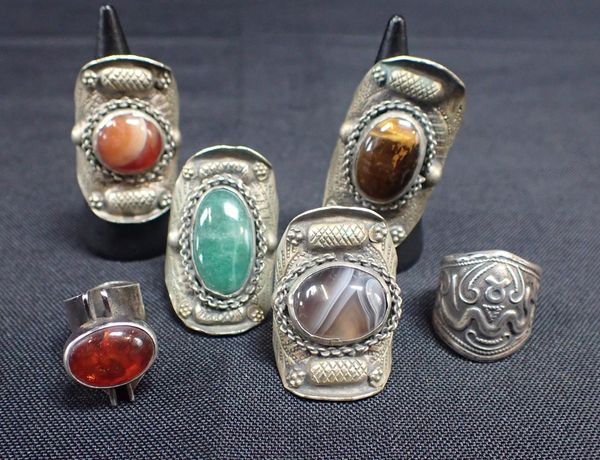 FOUR AGATE RINGS