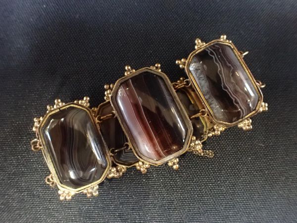 A 19TH CENTURY GILT METAL AGATE BRACELET