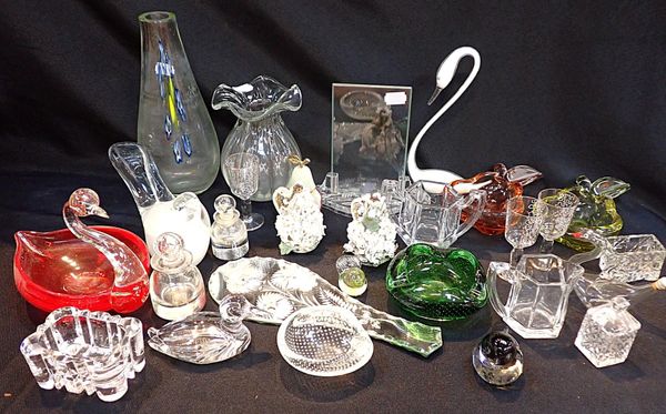 A QUANTITY OF DECORATIVE GLASS WARE