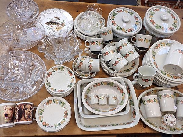 A LARGE QUANTITY OF WEDGWOOD 'QUINCE' TABLEWARE