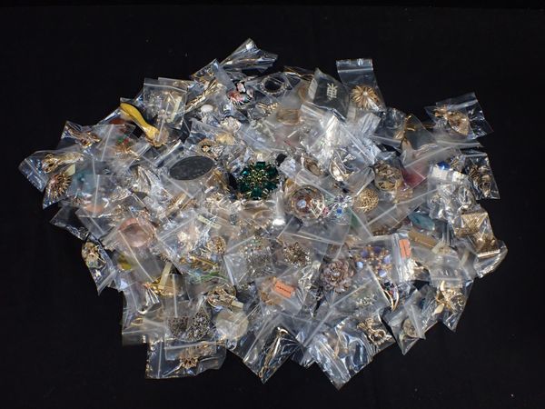 A QUANTITY OF COSTUME BROOCHES