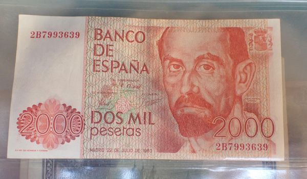 AN ALBUM OF WORLD BANKNOTES