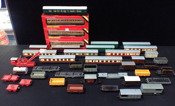 A QUANTITY OF HORNBY DUBLO ROLLING STOCK