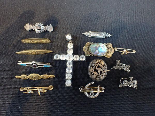 A COLLECTION OF JEWELLERY