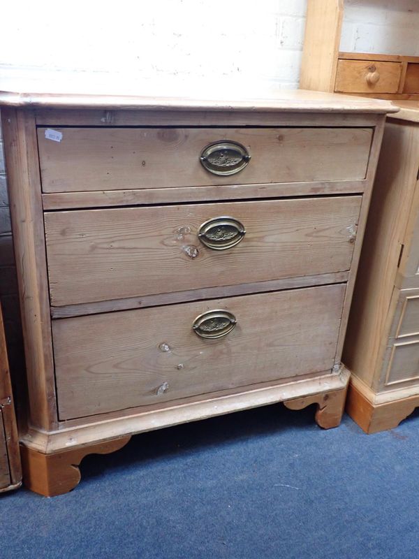 A SMALL 19tH CENTURY CHEST OF THREE DRAWERS