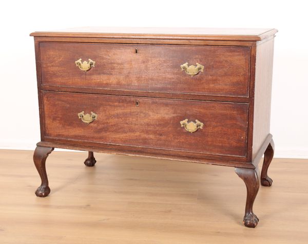 A 1920'S MAHOGANY CHEST OF DRAWERS