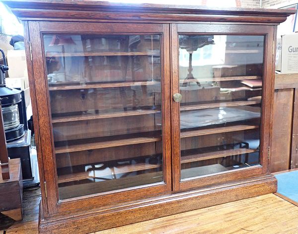 AN EDWARDIAN OAK DISPLAY CASE