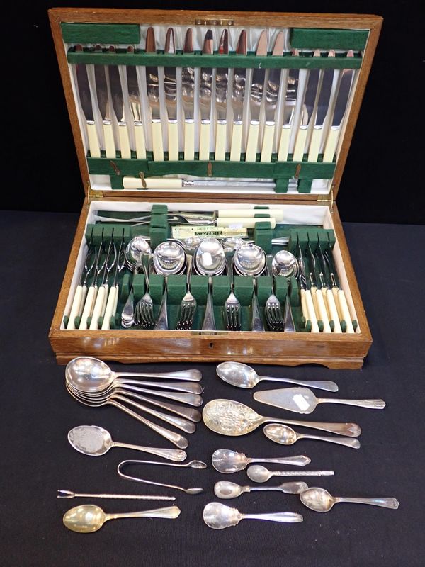 AN OAK-CASED 'STAYBRITE' CANTEEN
