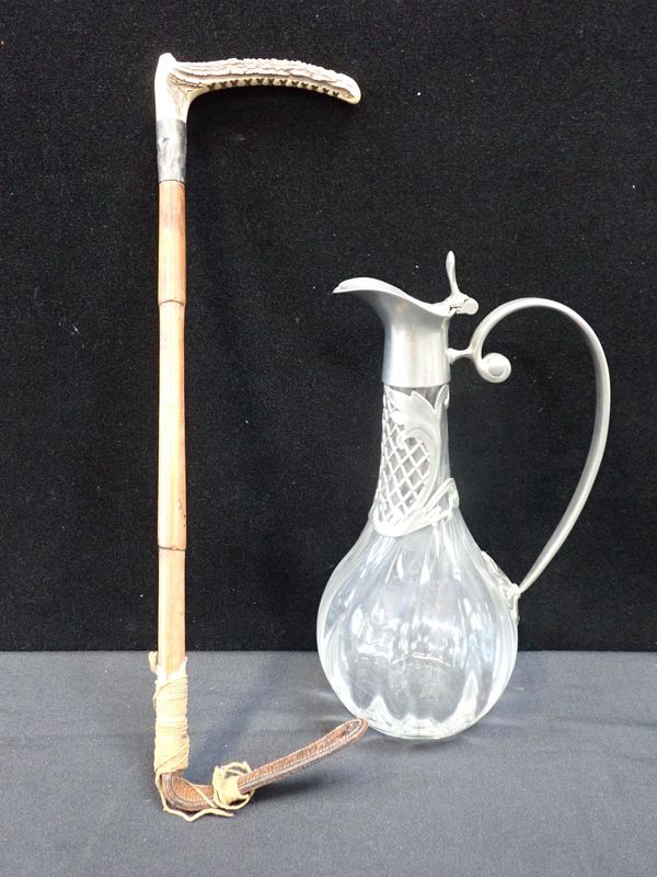 A SILVER AND HORN MOUNTED RIDING CROP