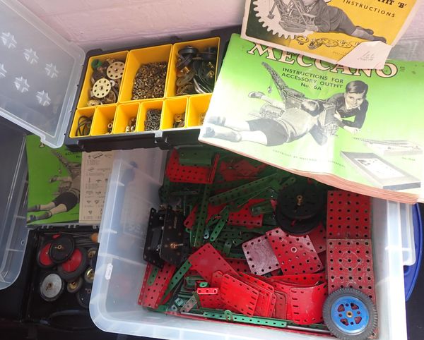 A COLLECTION OF LOOSE MECCANO