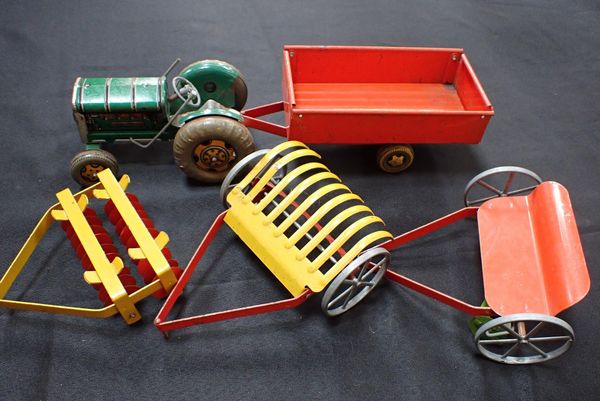 A VINTAGE METTOY TINPLATE CLOCKWORK TRACTOR