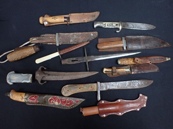 A QUANTITY OF FISHING AND OTHER KNIVES
