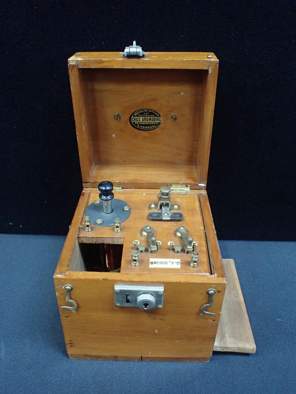 AN EARLY 20TH CENTURY 'MEDICO B' ELECTRIC SHOCK BOX