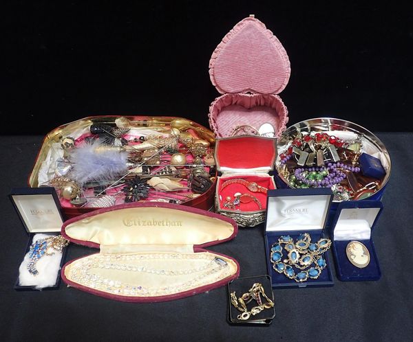 A QUANTITY OF COSTUME JEWELLERY