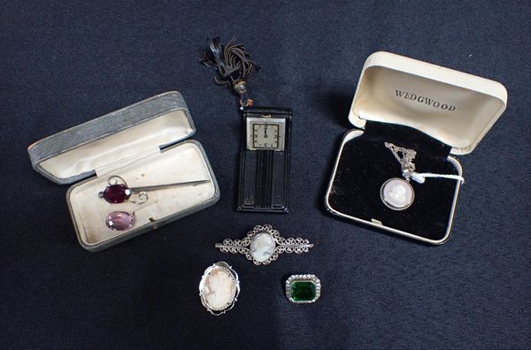 A COLLECTION OF BROOCHES