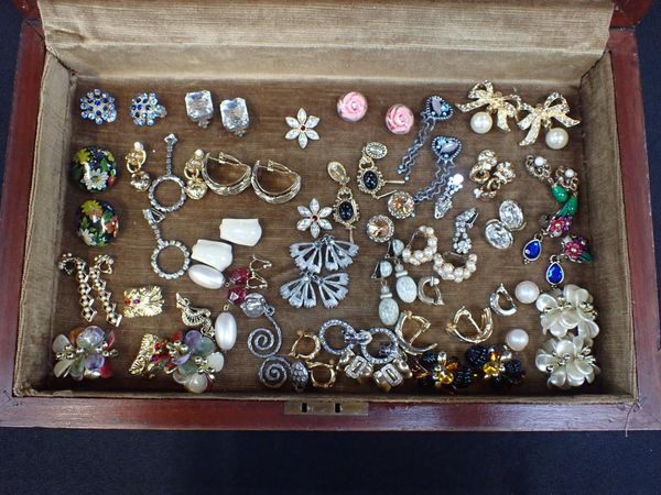 A COLLECTION OF VINTAGE AND MODERN EARRINGS