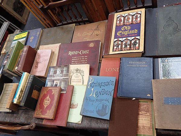 A QUANTITY OF BOOKS ON LONDON