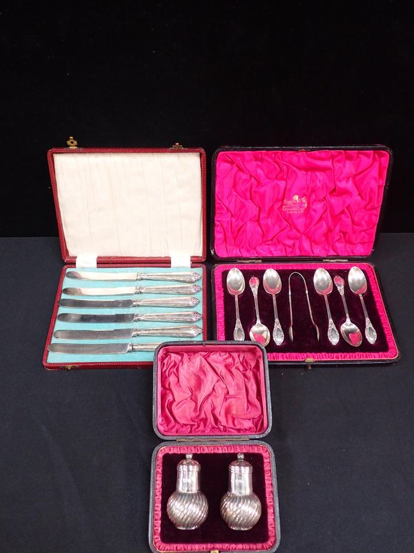 A CASED PAIR OF SILVER PEPPERETTES, SIBRAY, HALL & Co Ltd