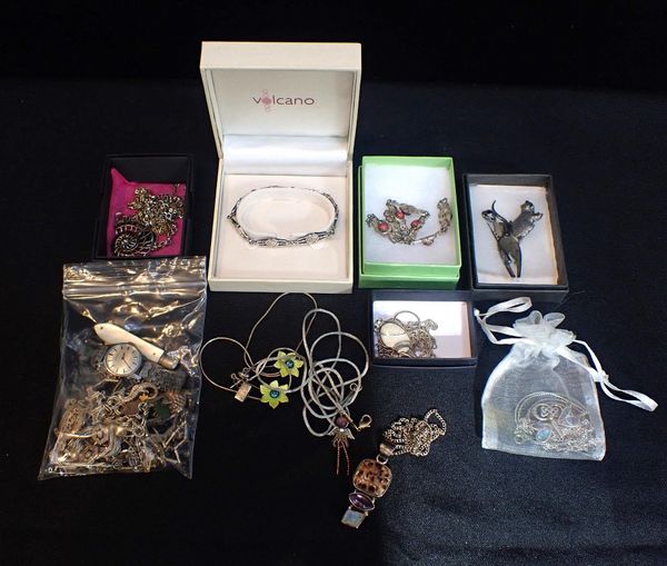 A COLLECTION OF COSTUME JEWELLERY