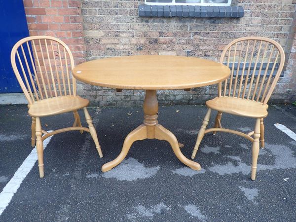 A GEORGIAN STYLE LIGHT OAK TRIPOD TABLE