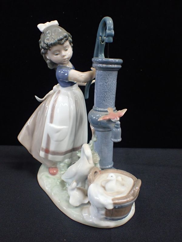 A LARGE LLADRO FIGURE