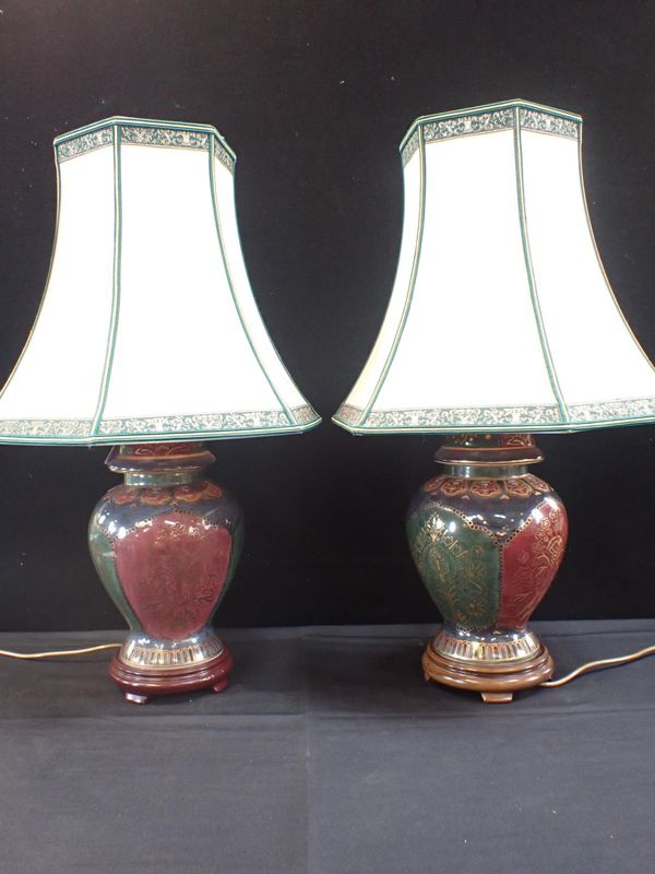 A PAIR OF CERAMIC VASE-FORM TABLE LAMPS