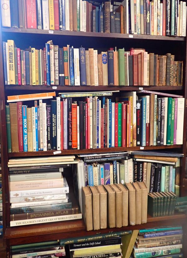 A LARGE QUANTITY OF MIXED BOOKS