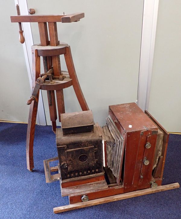 AN EDWARDIAN ADJUSTABLE MAGIC LANTERN STAND