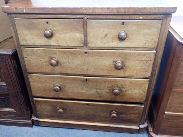 A VICTORIAN MAHOGANY CHEST OF DRAWERS