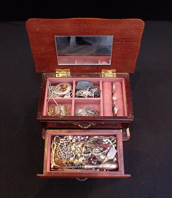 A QUANTITY OF COSTUME JEWELLERY