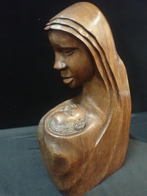 CARVED WOODEN SCULPTURE OF A MOTHER AND CHILD