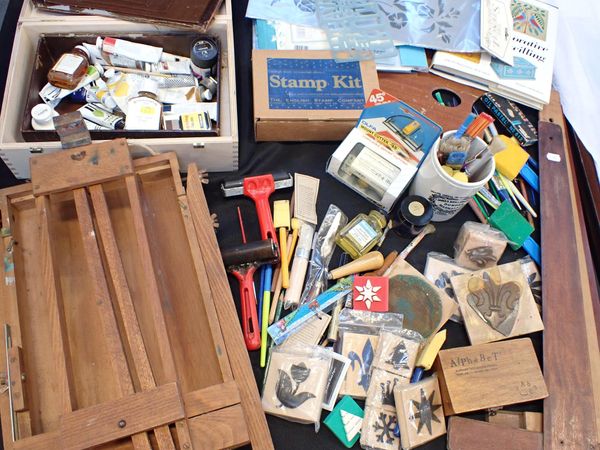 A QUANTITY OF ART AND CRAFT MATERIALS