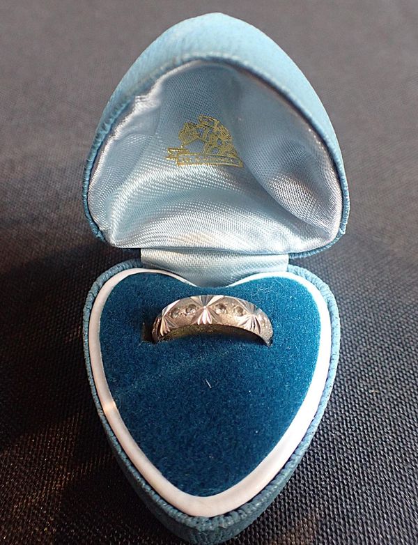 AN 18ct WHITE GOLD RING