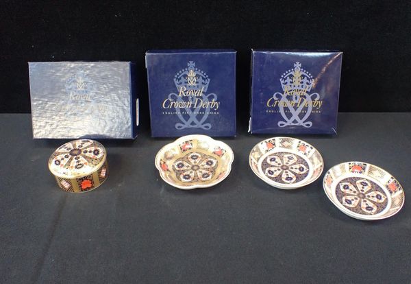 ROYAL CROWN DERBY: AN 'OLD IMARI' TRINKET BOX