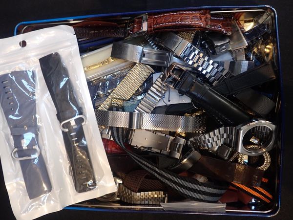 A QUANTITY OF VARIOUS WATCH STRAPS