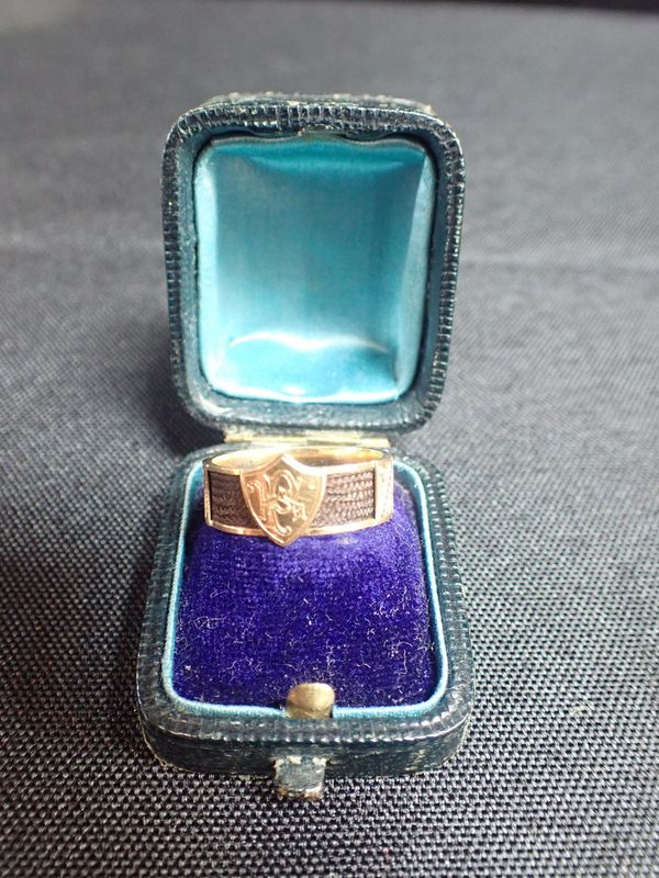 AN 18ct GOLD MOURNING RING