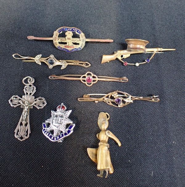 A COLLECTION OF BAR BROOCHES