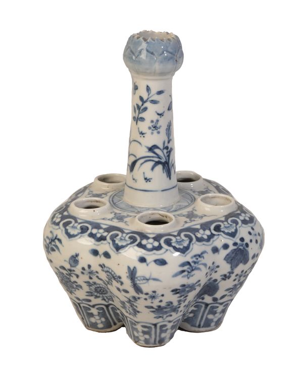 A CHINESE BLUE AND WHITE "TULIP VASE"