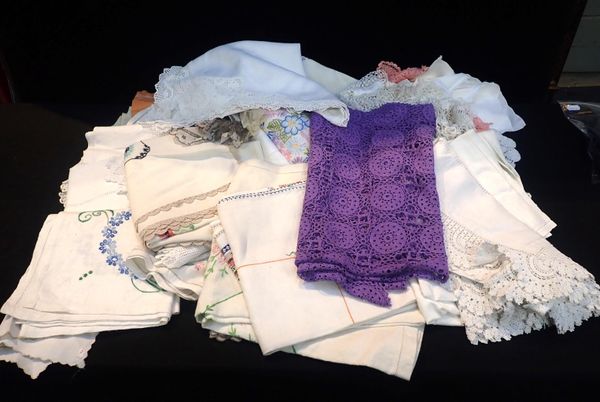 A QUANTITY OF VINTAGE LINENS