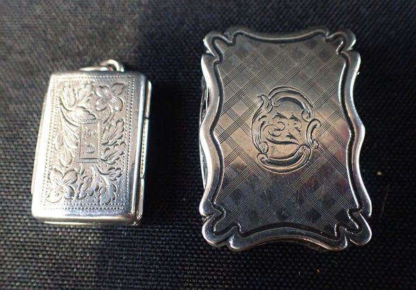 AN ENGRAVED SILVER VINAIGRETTE, EDWARD SMITH