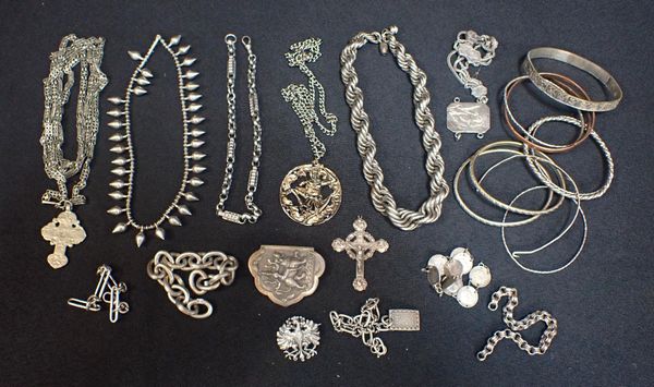 A COLLECTION OF SILVER AND WHITE  METAL JEWELLERY