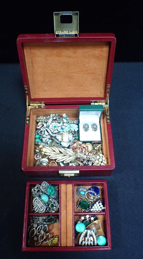 A COLLECTION OF COSTUME JEWLLERY