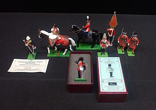 A SMALL COLLECTION OF LOOSE BRITAINS FIGURES