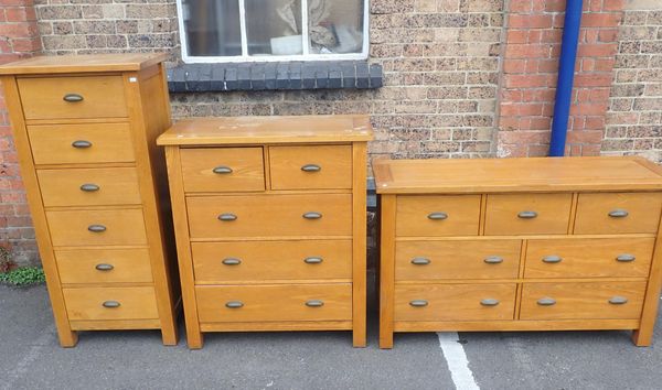 A MODERN OAK CHEST OF SEVEN DRAWERS