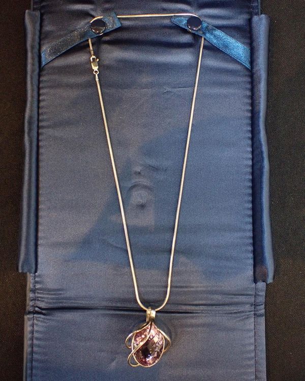 AN AMETHYST PENDANT NECKLACE