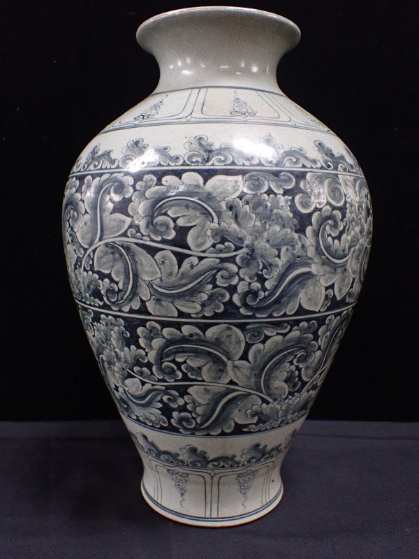 A LARGE VIETNAMESE OR ANNAMESE STYLE VASE