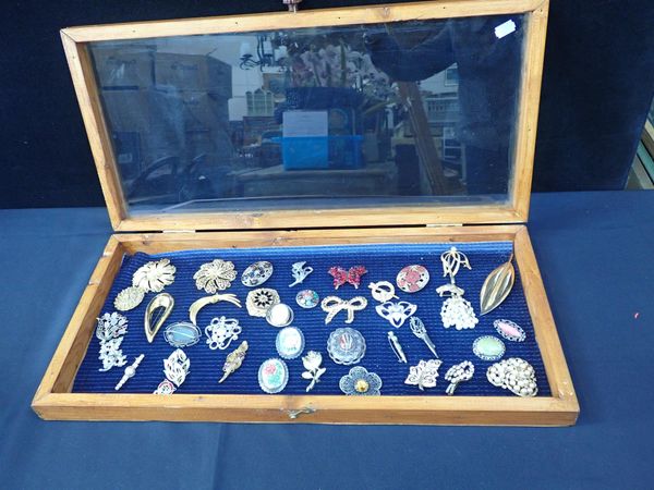 A COLLECTION OF VINTAGE BROOCHES