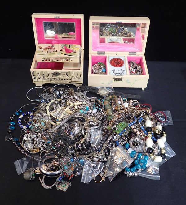 A LARGE QUANTITY OF COSTUME JEWELLERY