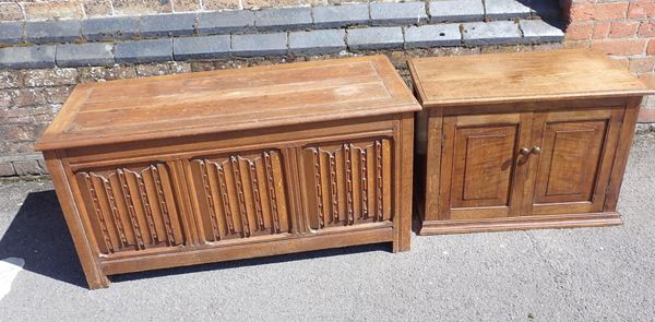 AN OAK PANELLED COFFER, WITH LINENFOLD FRONT